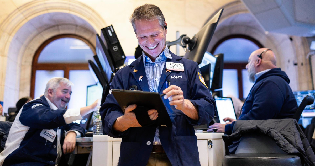 Wall Street cierra con triple récord, impulsado por acuerdo preliminar entre EEUU y China