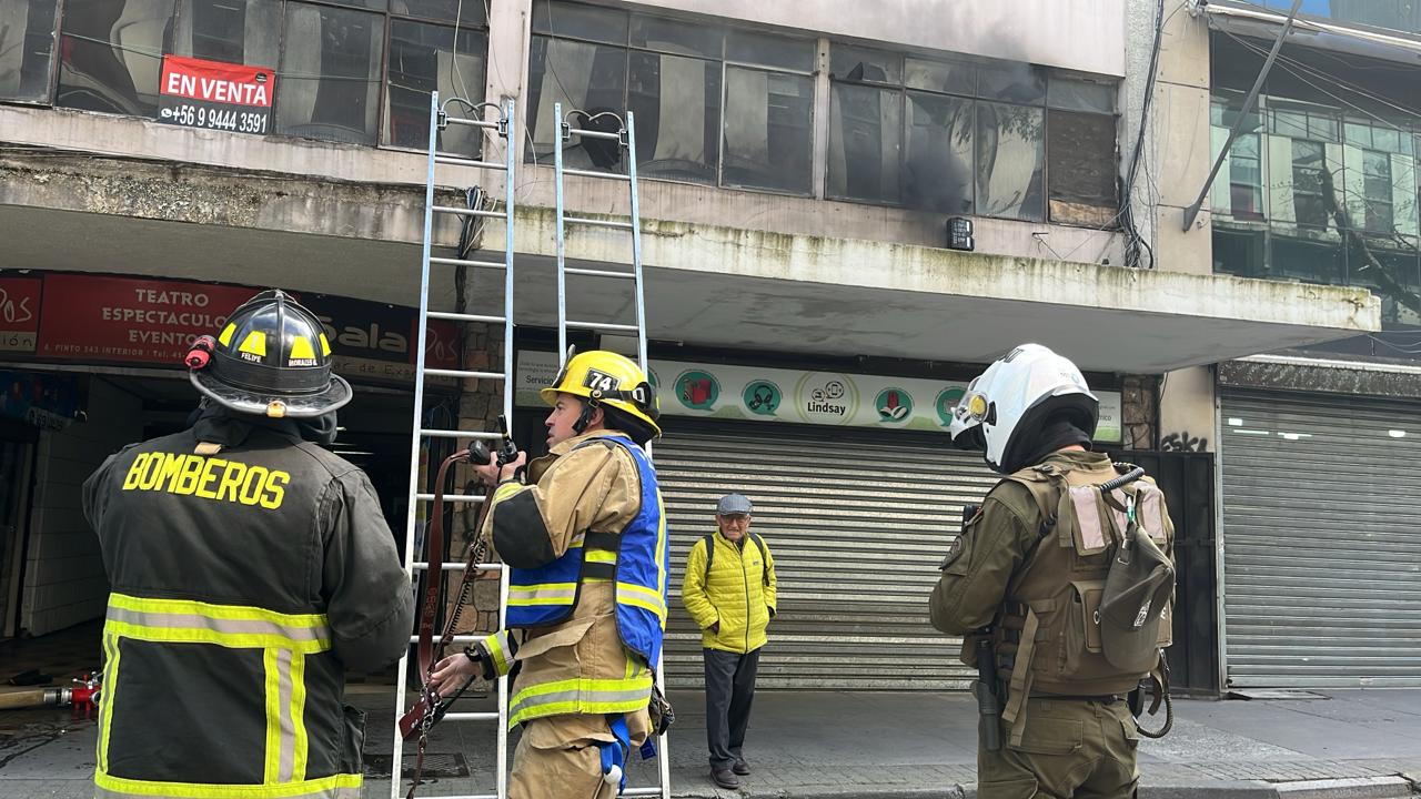 Bomberos acude a emergencia por incendio sobre galería ex Sala Dos en pleno centro de Concepción