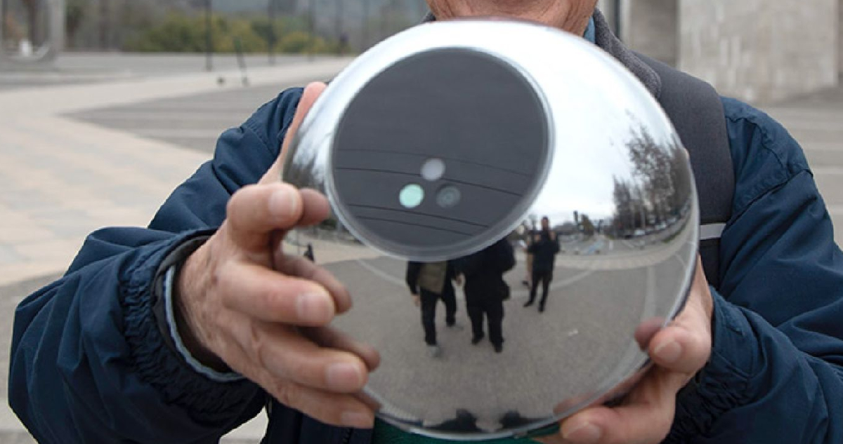 Worldcoin, que escanea el iris a cambio de criptomonedas, deberá cerrar en Colombia tras orden estatal