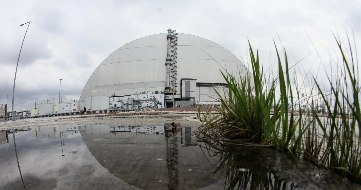 Zelenski denuncia que ataque ruso dejó sin energía a la clausurada central nuclear de Chernóbil