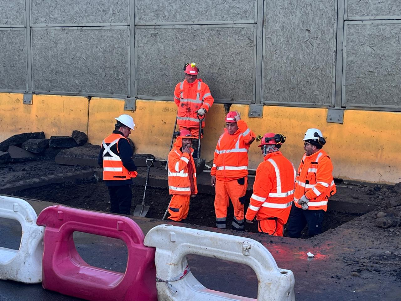 Socavón tras lluvias genera problemas en la caletera de Américo Vespucio en Peñalolén