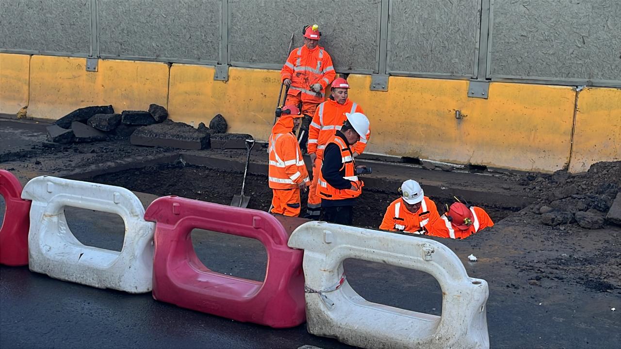 Socavón tras lluvias genera problemas en la caletera de Américo Vespucio en Peñalolén