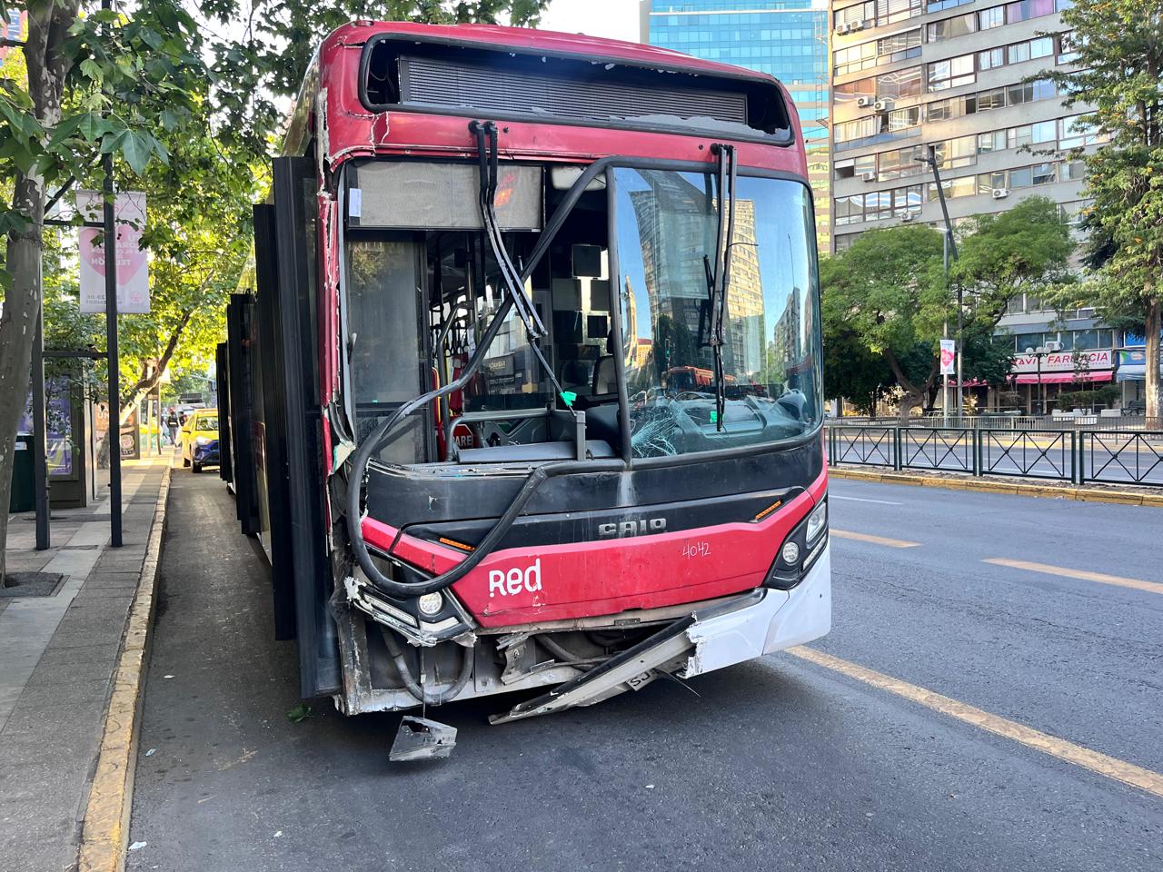 Bus RED arrasó con kiosco y semáforo en Providencia: