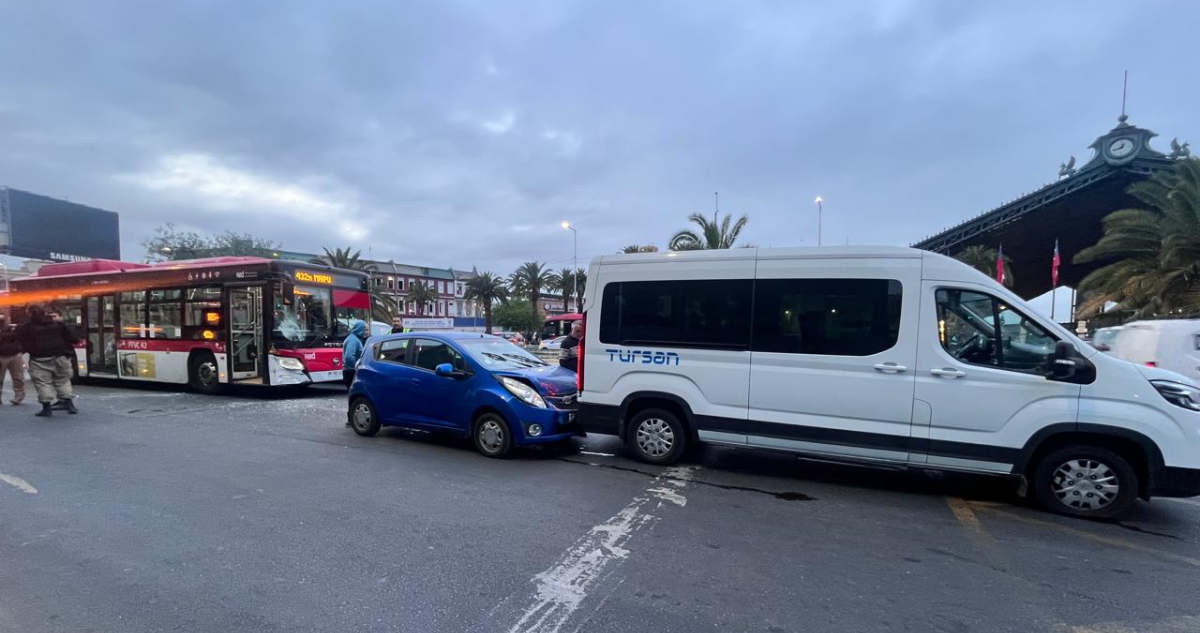 Cuatro lesionados deja accidente múltiple frente a la Estación Central
