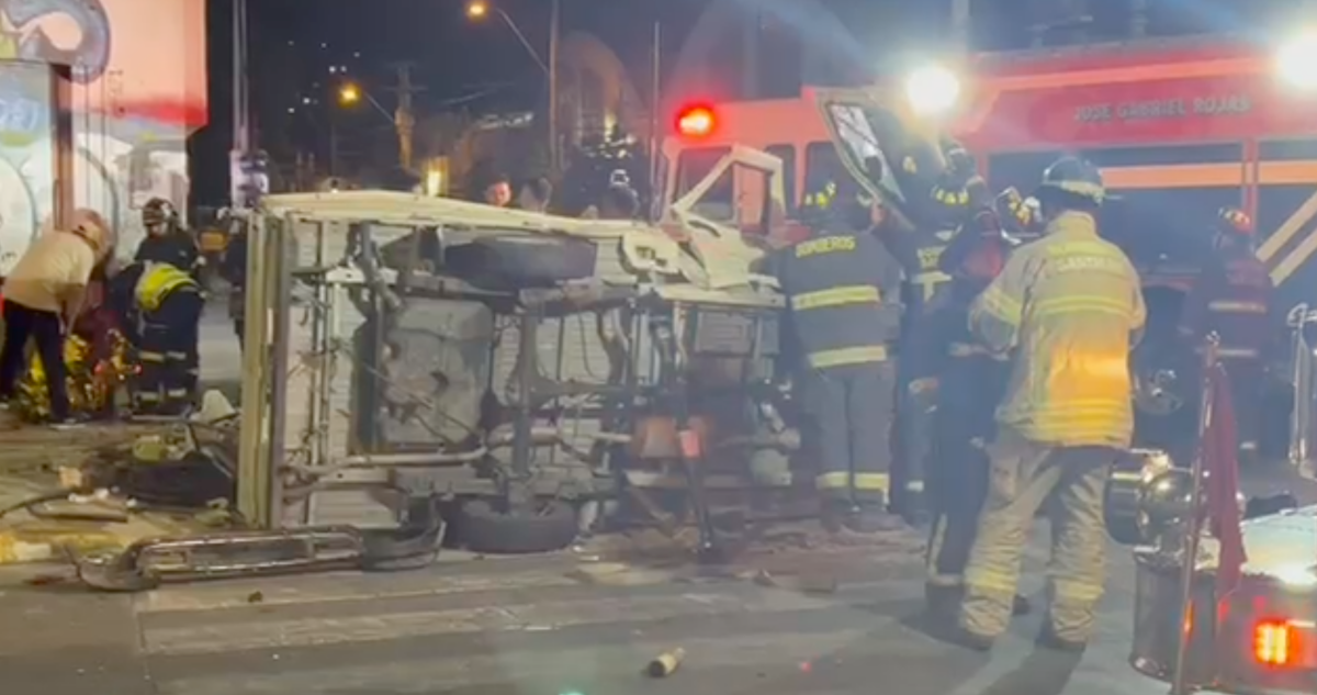 Dos mujeres heridas deja accidente con volcamiento en Santiago: responsables huyeron