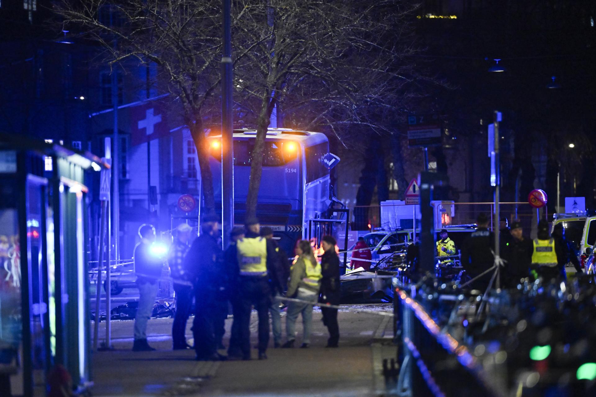 La policía, ambulancias y servicios de emergencia en el lugar del accidente en Östermalm, Estocolmo