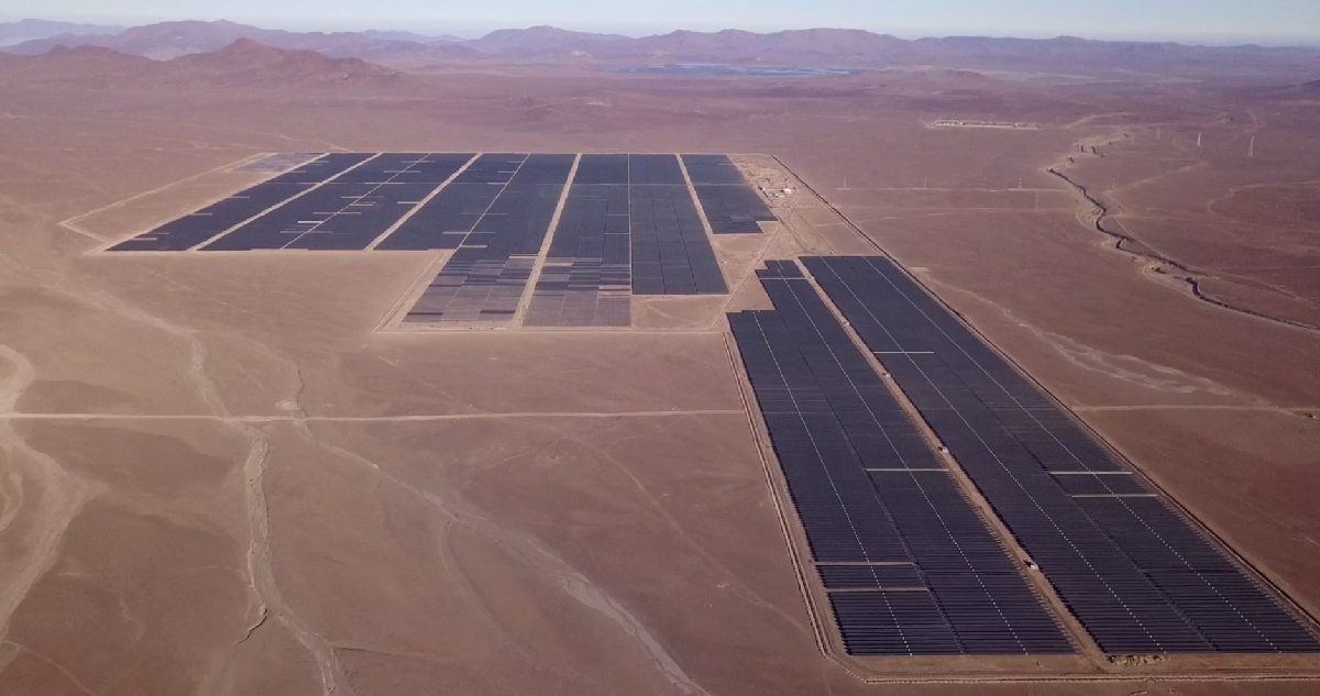 https://media.biobiochile.cl/wp-content/uploads/2025/11/acciona-energia-proyecto-de-baterias-desierto-de-atacama-chile.jpg