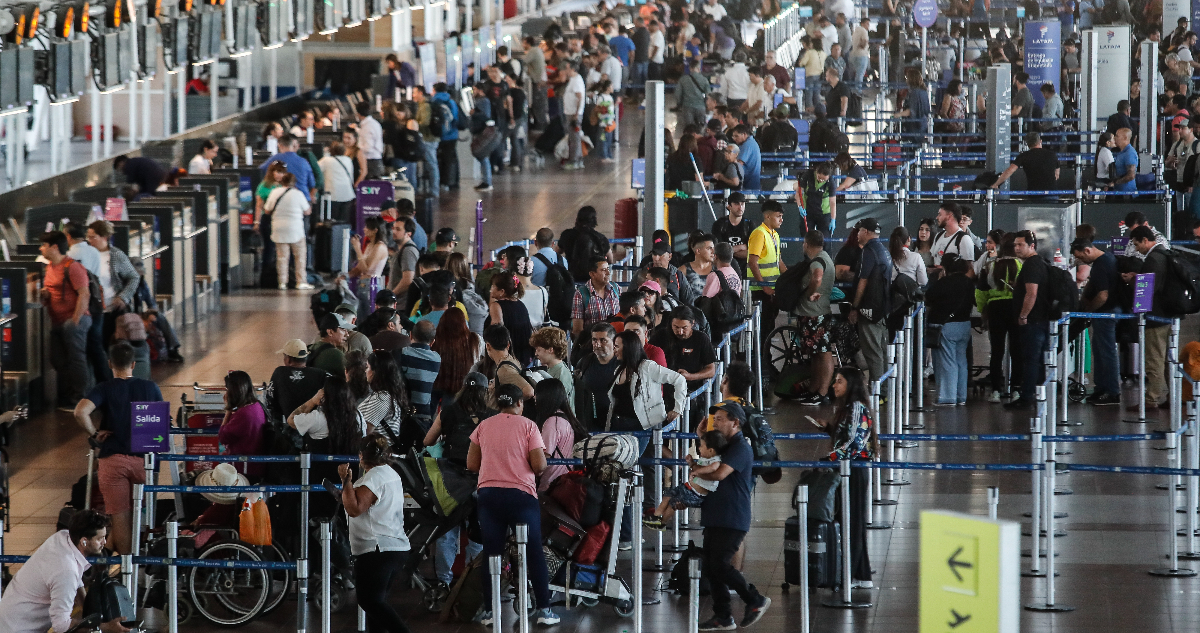 Llaman a los viajeros a estar atentos ante posible huelga de pilotos de Latam y menos vuelos en EEUU