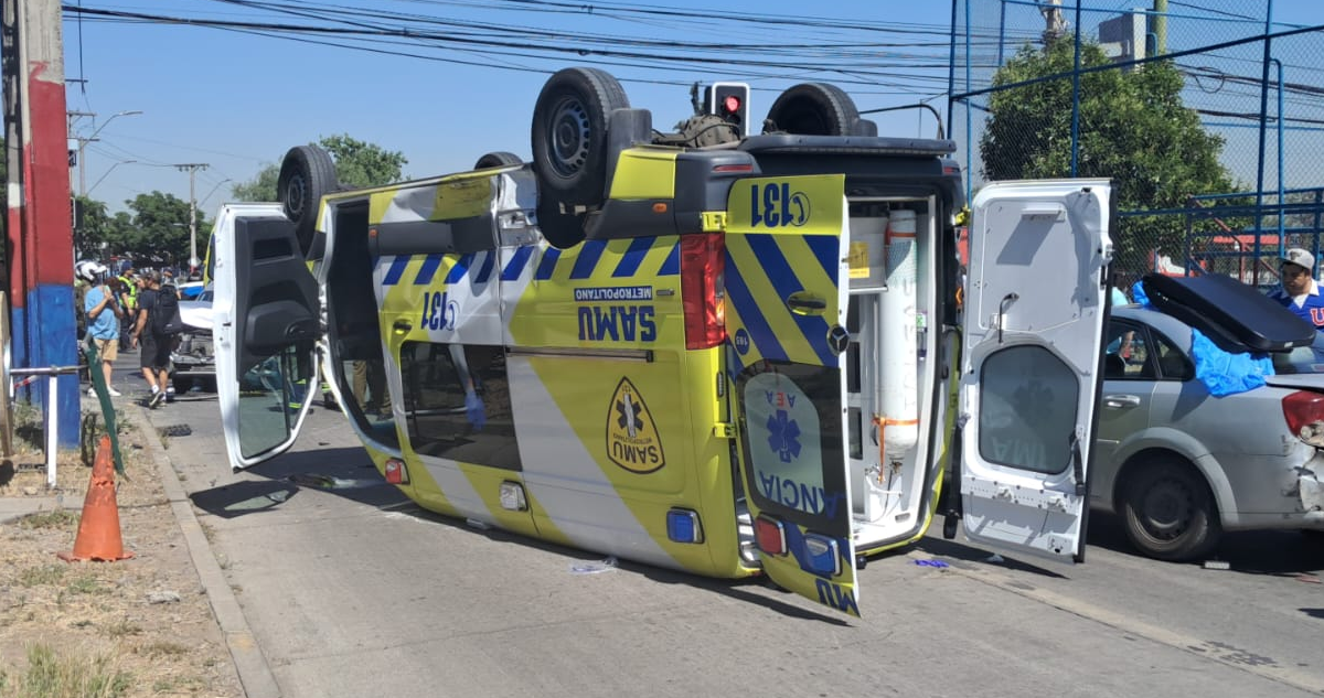 Ambulancia termina volcada tras accidente múltiple en La Granja: hay cinco lesionados