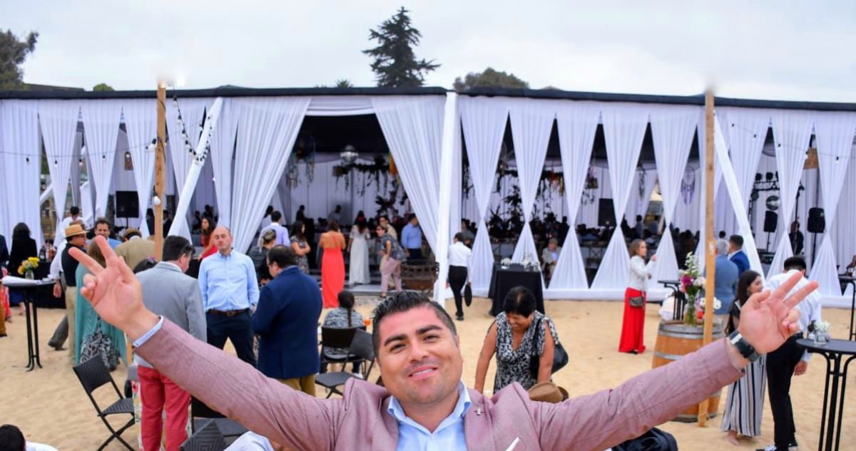 Carabinero dejó la institución e instaló centro de eventos en la playa: lleva más de 200 matrimonios