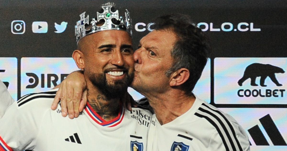 Arturo Vidal seguirá en Colo Colo un año más, dice Aníbal Mosa