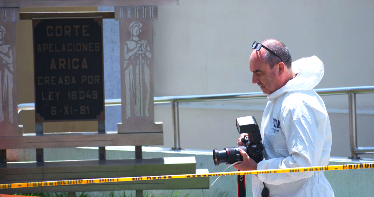 https://media.biobiochile.cl/wp-content/uploads/2025/11/aprajud-responsabiliza-al-estado-por-grave-ataque-de-funcionario-que-termino-abatido-en-corte-de-arica.jpg