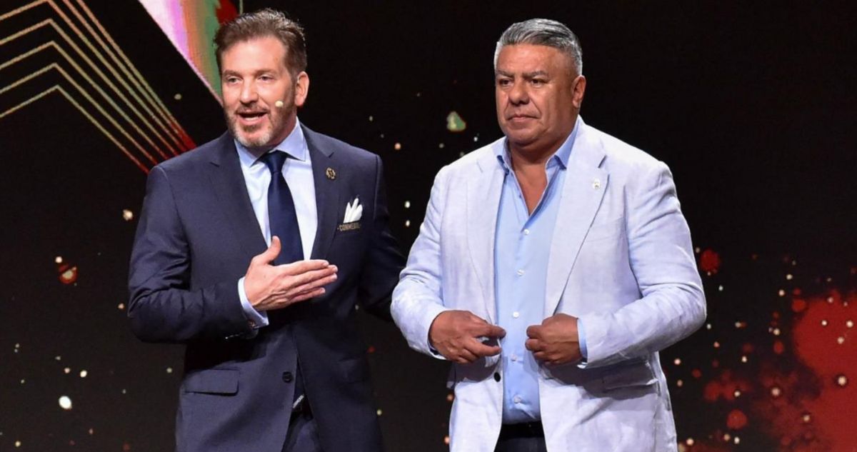 Claudio “Chiqui” Tapia (a la derecha) recibió importante respaldo de Conmebol.