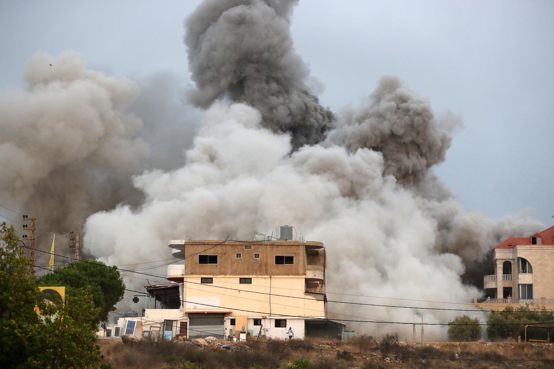 Ataque aéreo israelí de este jueves contra la ciudad de Tayr Debba, en el sur del Líbano