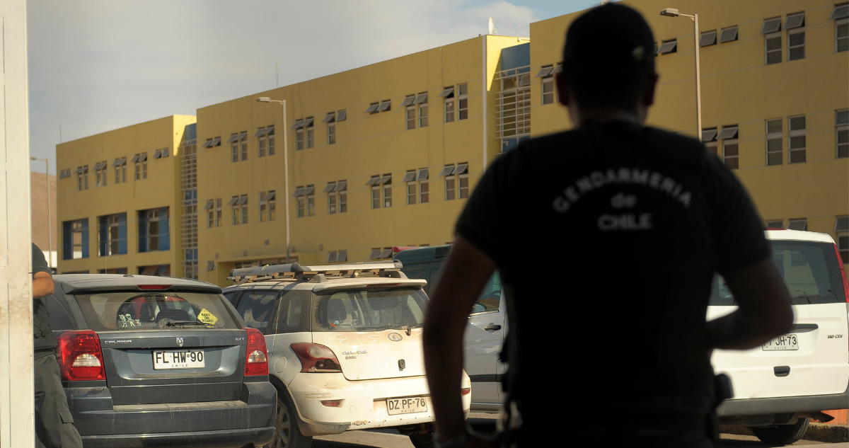 https://media.biobiochile.cl/wp-content/uploads/2025/11/aumentan-a-13-los-gendarmes-involucrados-en-red-de-narcotrafico-que-operaba-en-carcel-de-alto-hospicio.png