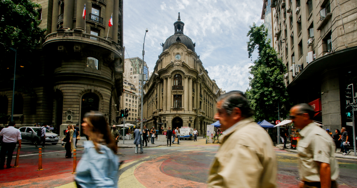 Bolsa de Santiago cierra sobre 10.100 puntos, bate récord y avecina mejor desempeño anual en 30 años