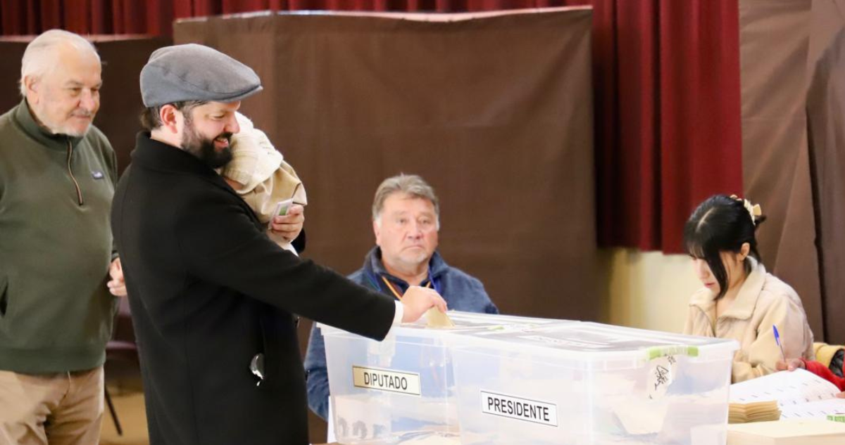 Boric llega a votar con su hija Violeta: "Más allá de las diferencias, vamos a estar juntos siempre"