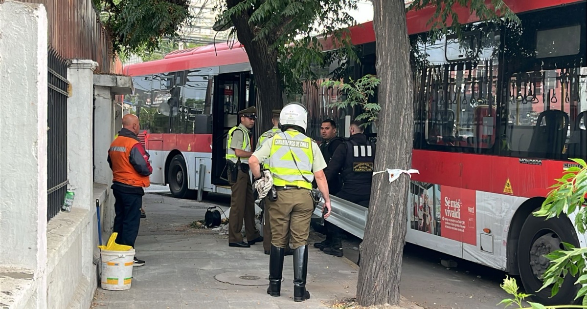 Dos pasajeros lesionados deja choque de bus RED en Ñuñoa: accidente provocó corte de luz