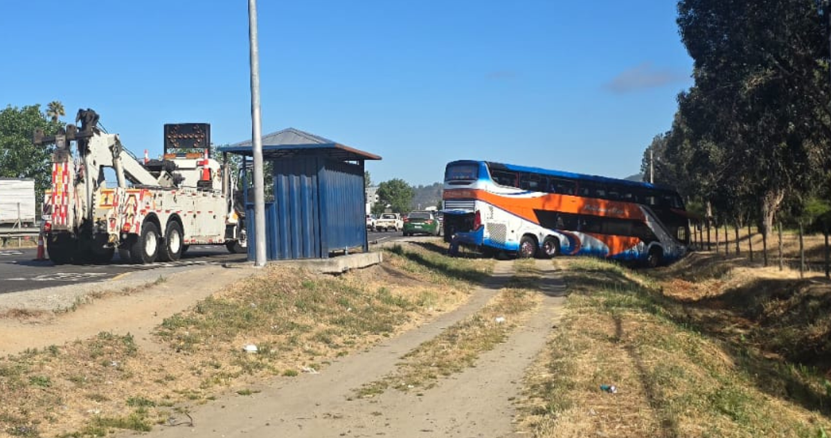Bus pierde el control en Ruta 68 y sale de la vía en Casablanca