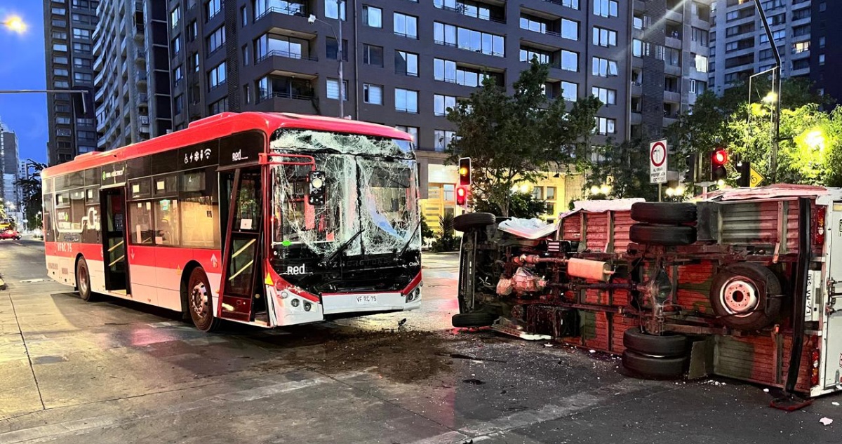 Bus RED colisiona con camión en pleno centro de Santiago