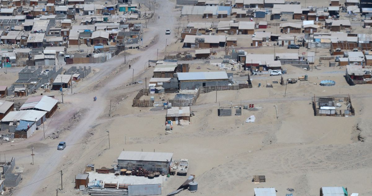 Enviarlos con familiares y relocalización: las propuestas de Kast y Jara para contener campamentos