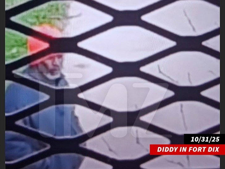 Envejecido, con barba y haciendo amigos: las primeras imágenes de Sean "Diddy" Combs tras las rejas