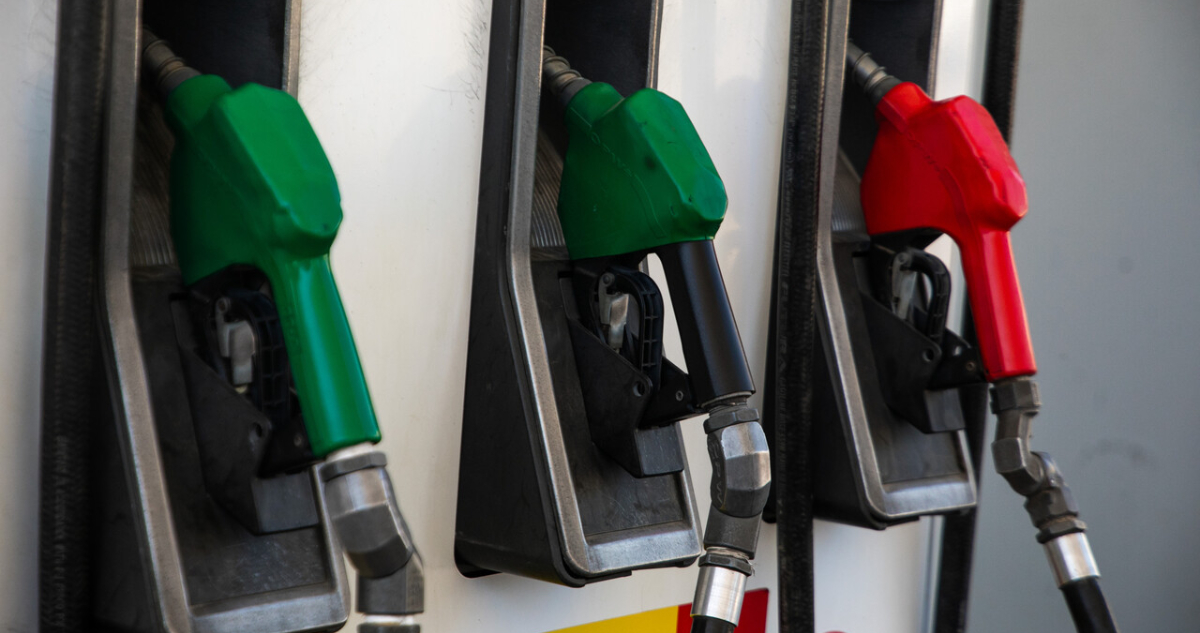 Casi todos los combustibles subirán de precio según Enap: diésel se encarecerá $20 por litro