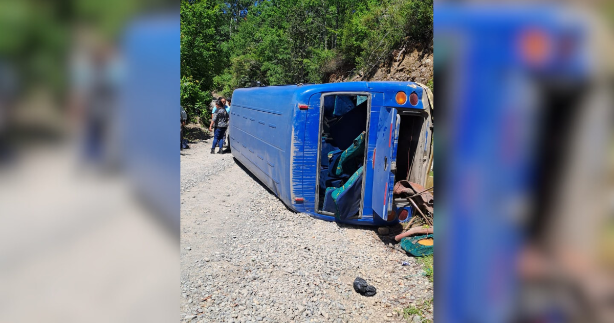 Bus con 17 pasajeros vuelca en Panguipulli: reportan más de 10 lesionados
