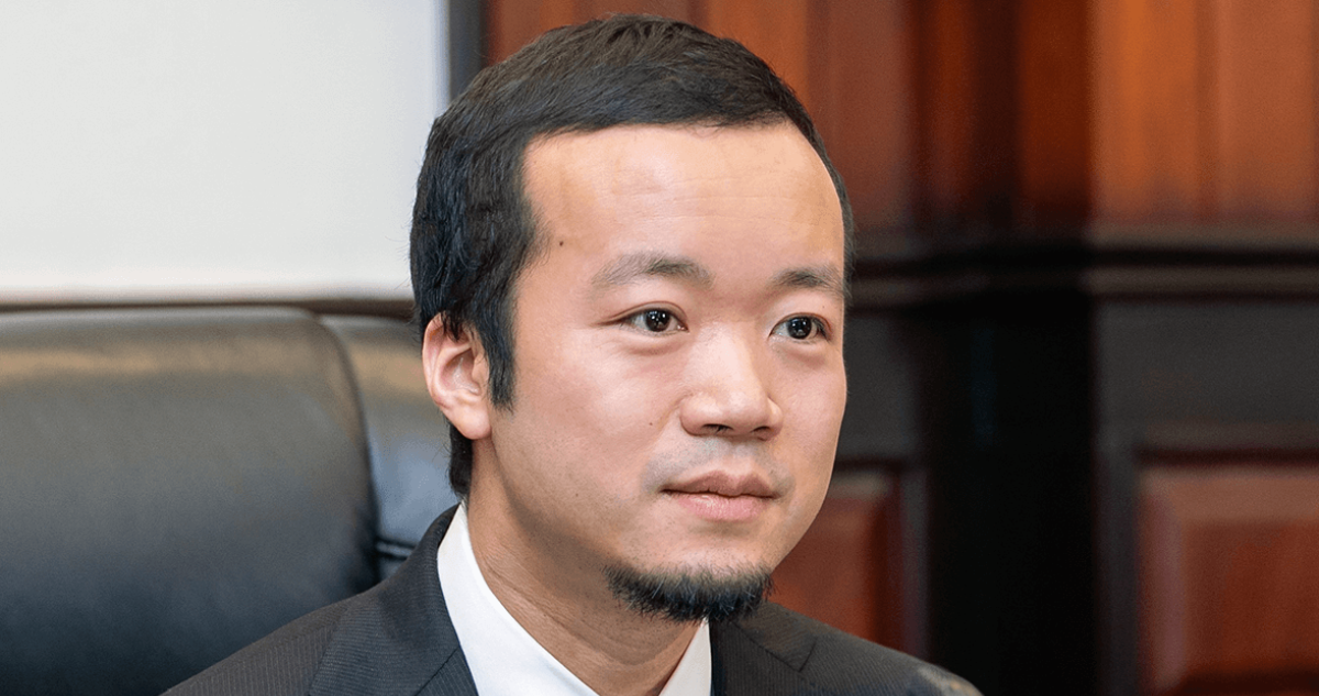 Misterioso magnate chino es buscado por EEUU en todo el mundo: Su negocio y fraude operó en 30 países