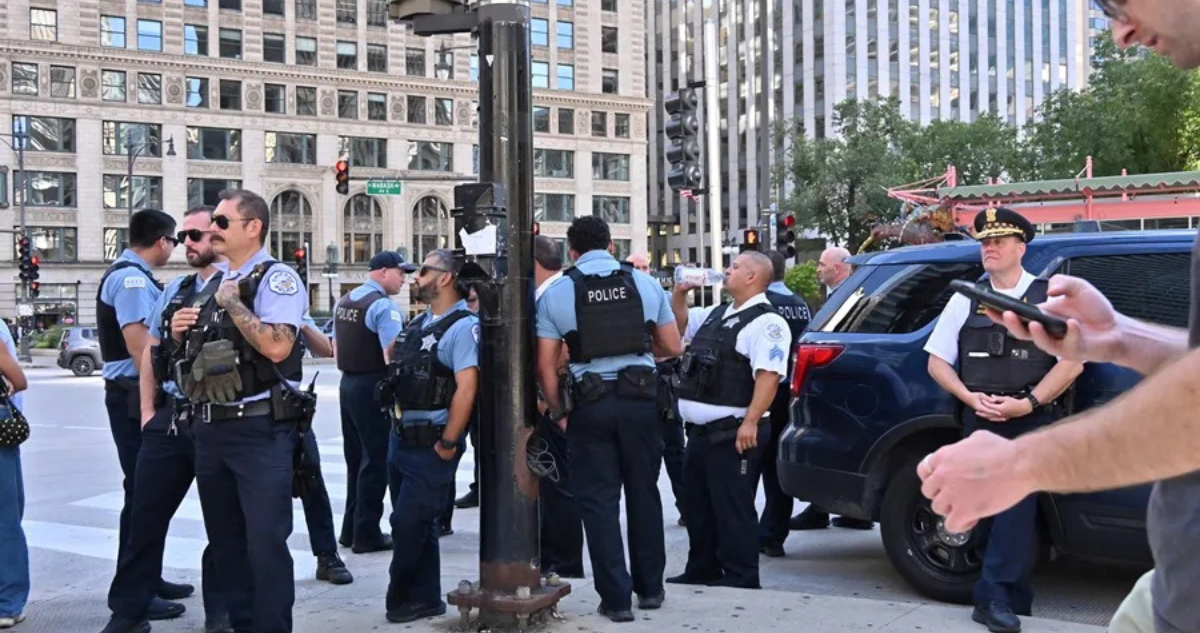 Policía de Chicago durante una protesta en la Torre Trump en Chicago el 1 de septiembre de 2025