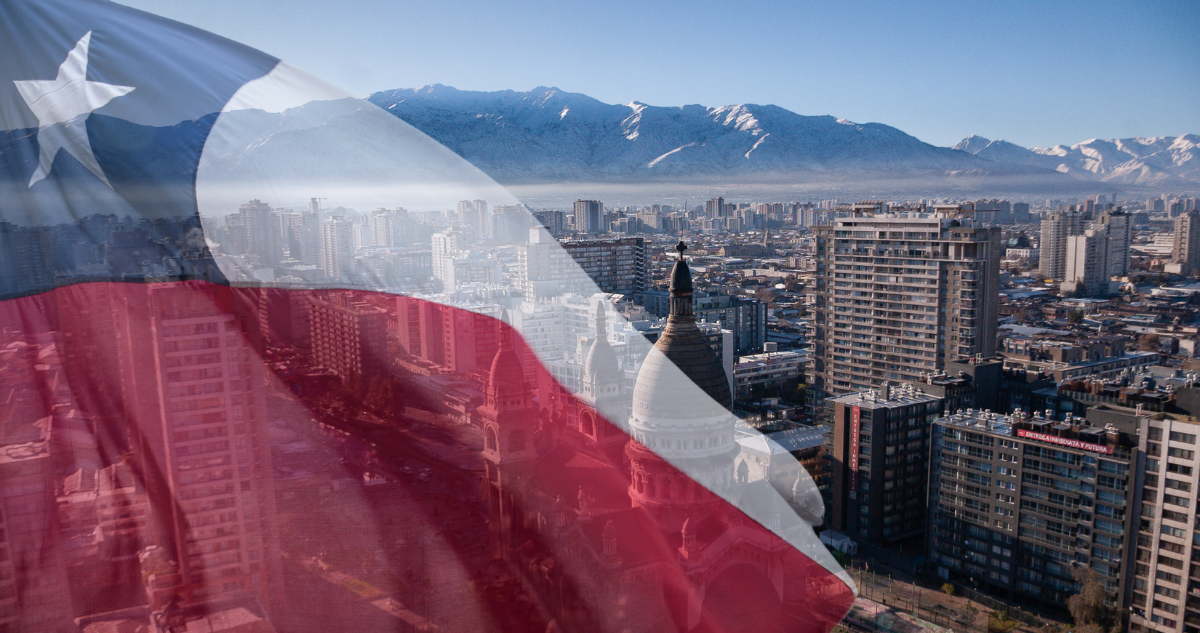 Vista panorámica de Santiago y bandera de Chile