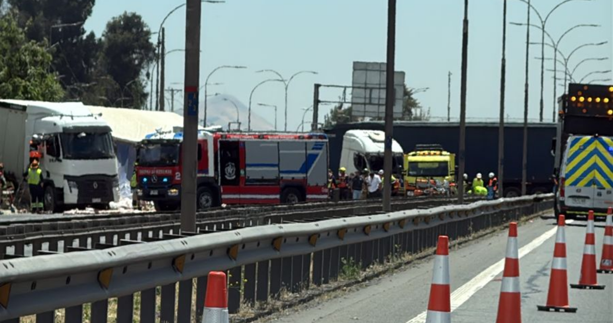 Cierran parcialmente la Ruta 5 tras colisión entre dos camiones en San Bernardo: dos lesionados