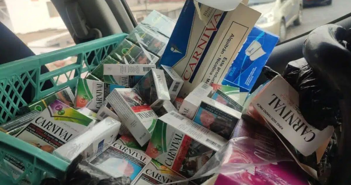 Antofagasta: comerciante ilegal huye de fiscalización y abandona más de 8 mil cigarros de contrabando