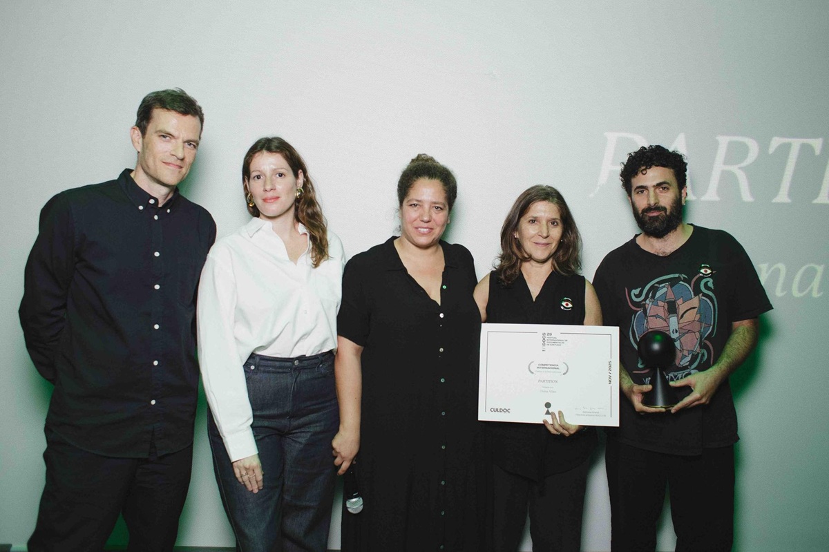 Cineastas por Palestina reciben premio a nombre de Partition de Diana Allan de mano del jurado de la Competencia internacional Tom Chenette