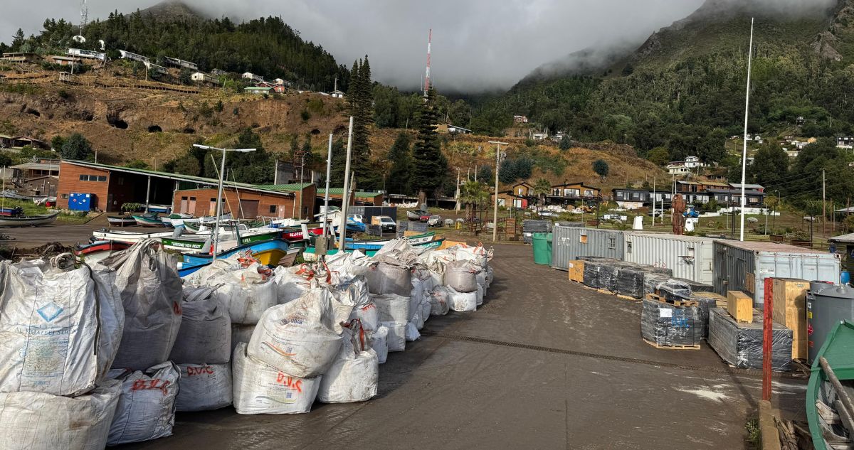 Primer cargamento de materiales para nuevo colegio en Juan Fernández arribó a la isla