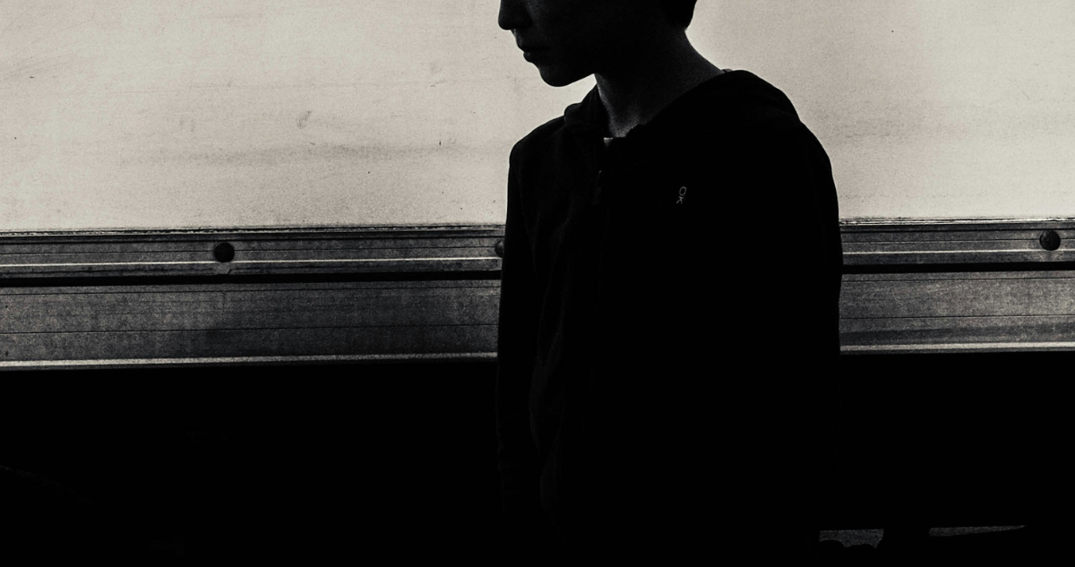 Foto de contexto de niño en sombras