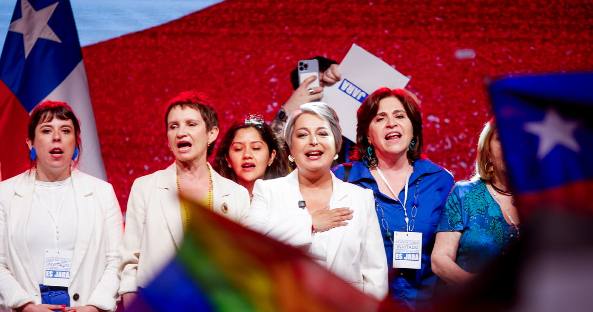 La candidata presidencial Jeannette Jara canta el himno nacional con Carolina Tohá, Constanza Martínez y Ana Lya Uriarte.