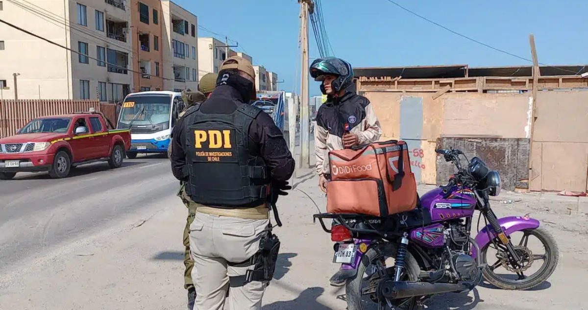 Hombre fue a retirar moto de su hermano detenido y ambos terminaron notificados con expulsión del país