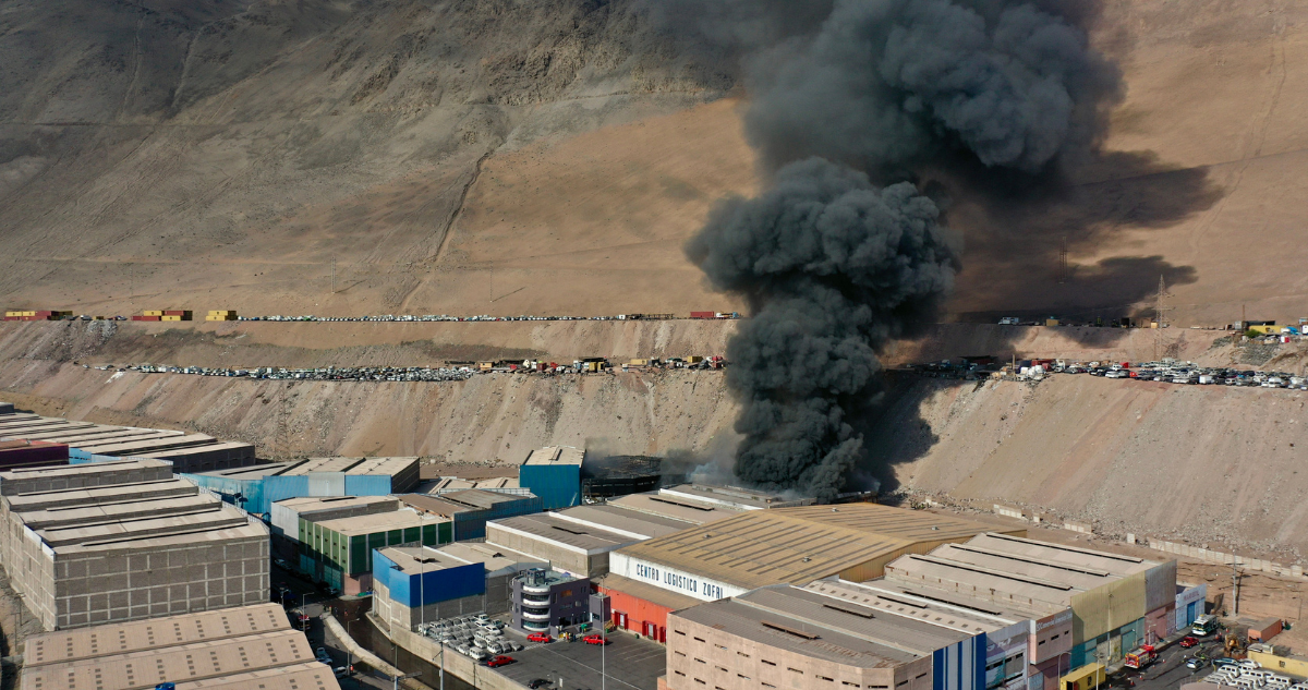 Continúa combate de incendio en Zona Franca de Iquique: fuego inició la noche del sábado