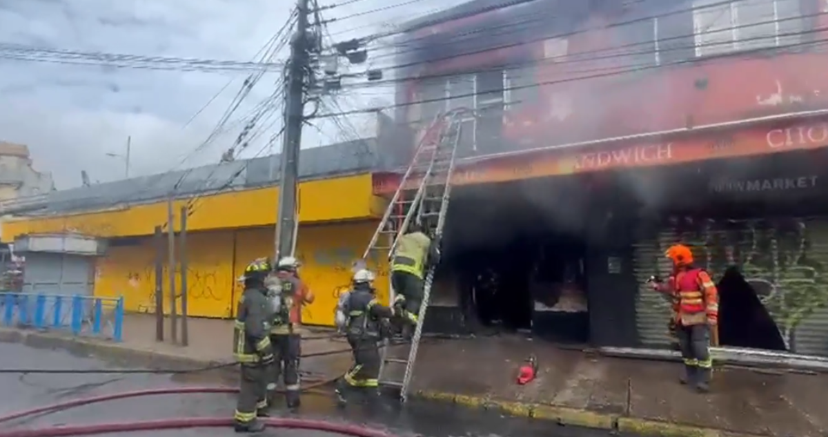 Voraz incendio destruye histórico restaurante en centro de Temuco