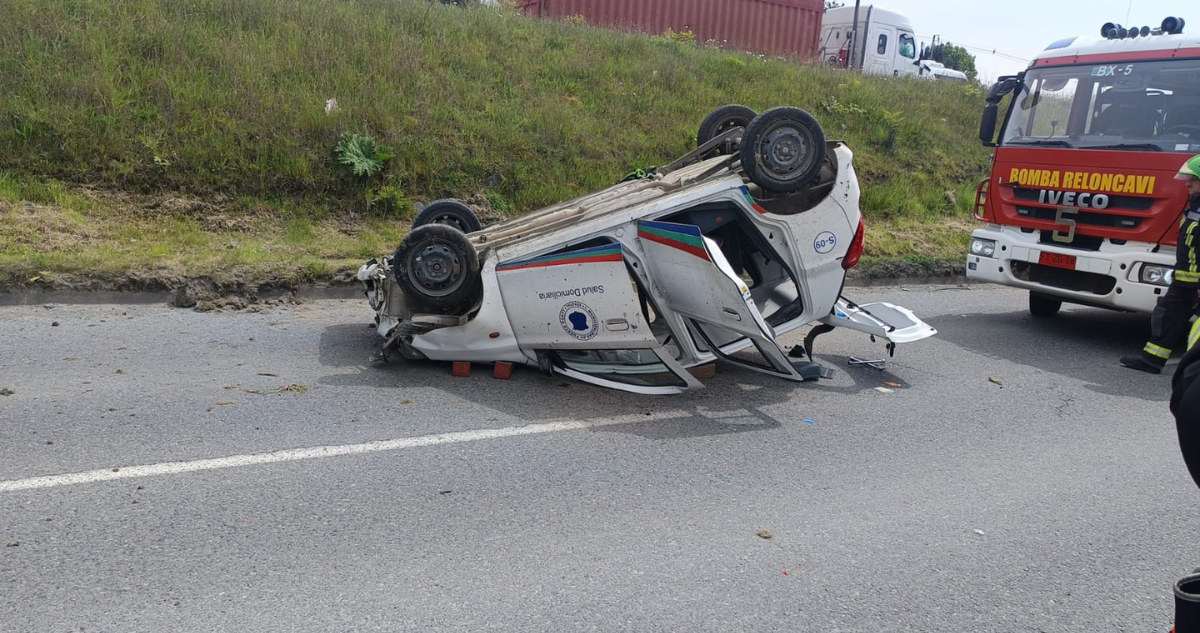 Vehículo del Departamento de Salud Municipal de Puerto Montt volcó: ocupante quedó encerrada