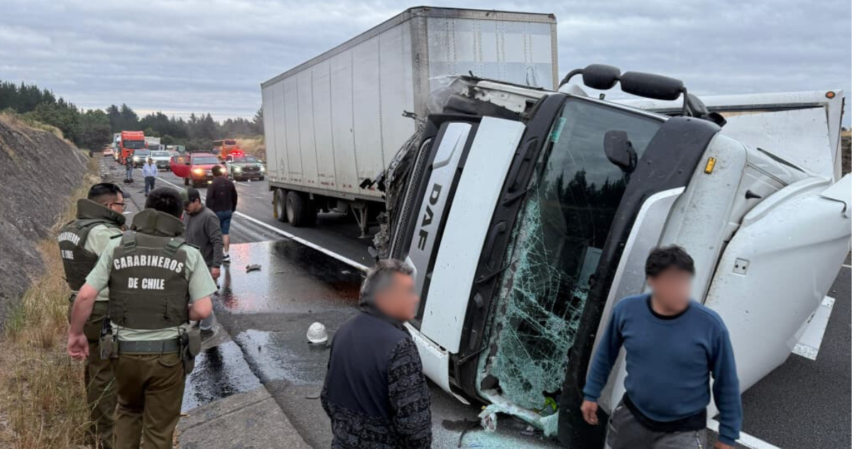 Camión termina volcado a la altura del Saltos del Laja: gran congestión en la zona