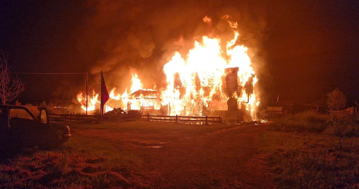 Voraz incendio deja a adolescente y adulto mayor muertos en Río Bueno: hay 4 lesionados