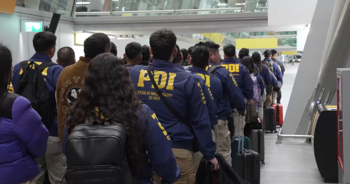 Expulsan a 69 extranjeros en vuelo chárter con destino a Perú y Colombia: 23 son por causas judiciales