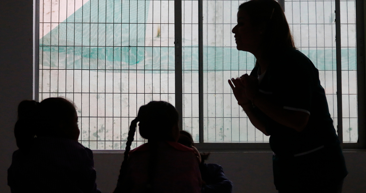 Imagen de contexto de profesora y alumnos