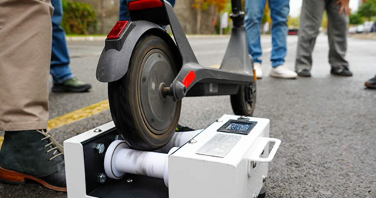 Con dispositivo creado en Chile: MTT comienza fiscalización de scooters para que no superen 25 km/h