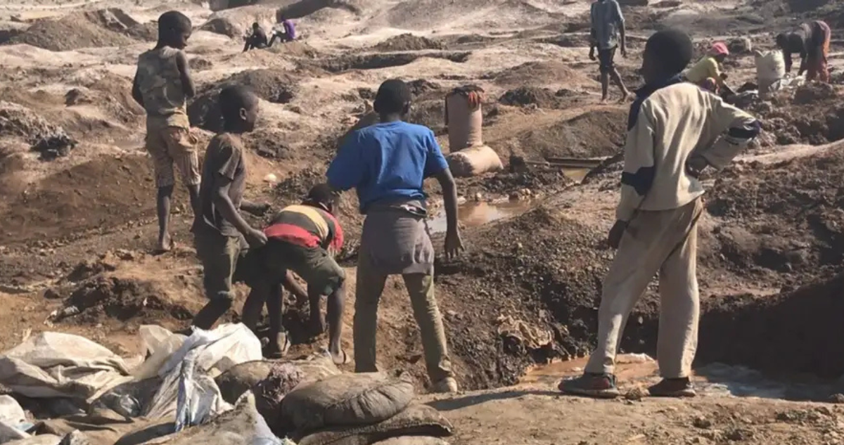 Al menos 40 mineros mueren al colapsar un puente improvisado en una mina del sur de la RDC