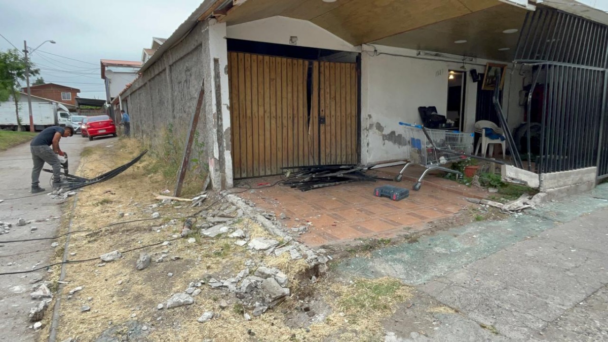 Conductor muere tras protagonizar accidente a exceso de velocidad en La Pintana: se volcó en plazoleta