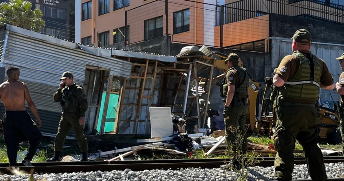 Desalojan casas construidas a un costado de la línea férrea en Pedro de Valdivia Bajo en Concepción