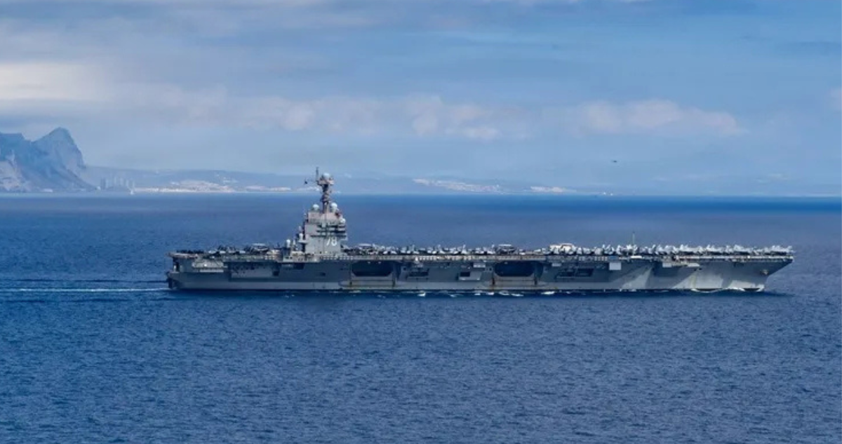 Imagen del portaaviones USS Gerald R. Ford navegando por el Estrecho de Gibraltar